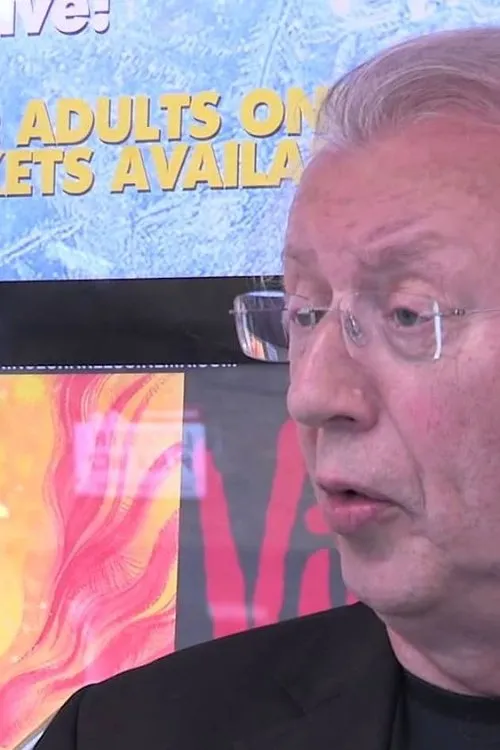 Julian Petley interpretando a Himself