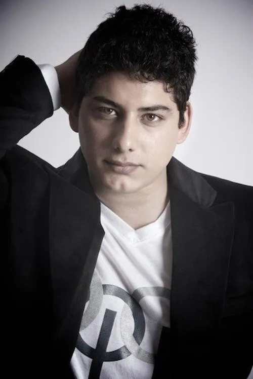 Julián Rubino interpretando a 