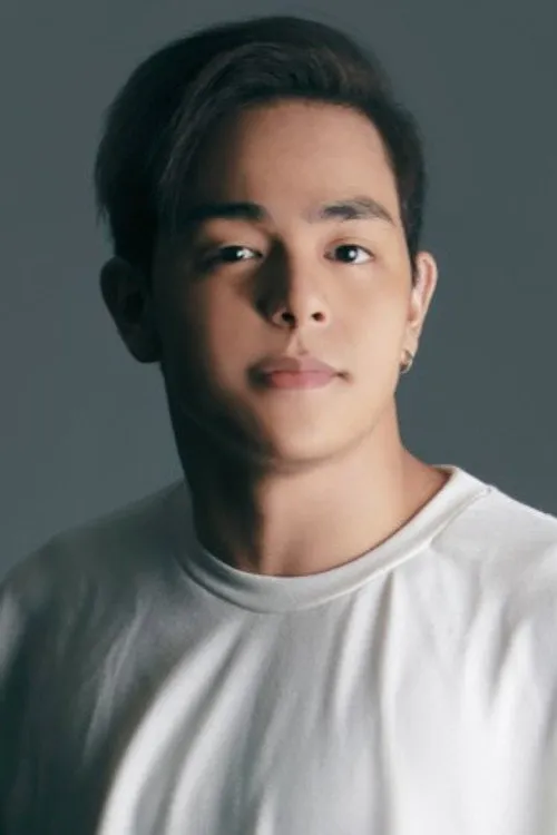 Julian Trono interpretando a 
