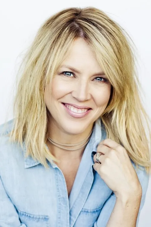 Julie Bélanger — personaje: Self - Host