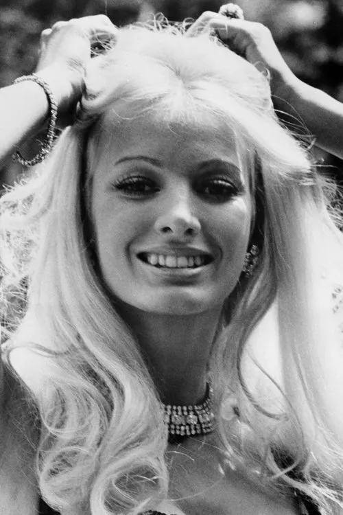 Julie Crosthwaite interpretando a The Girlfriend