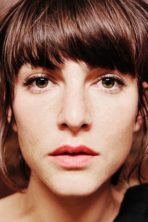 Julie Meunier interpretando a Mathilde