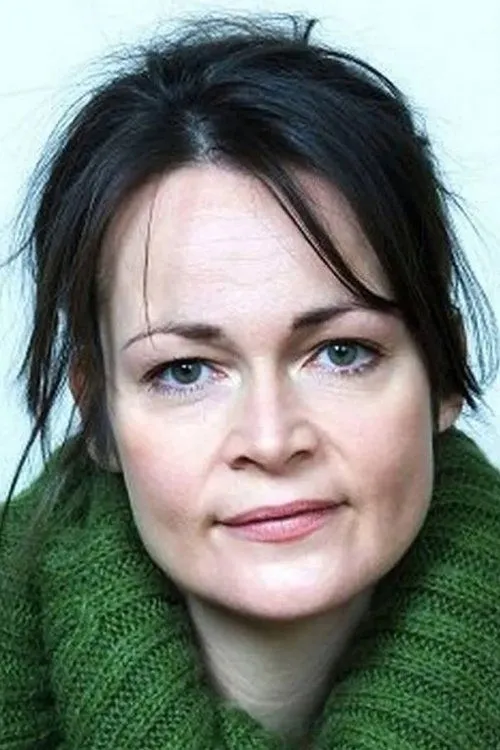 Julie Wieth interpretando a Marianne