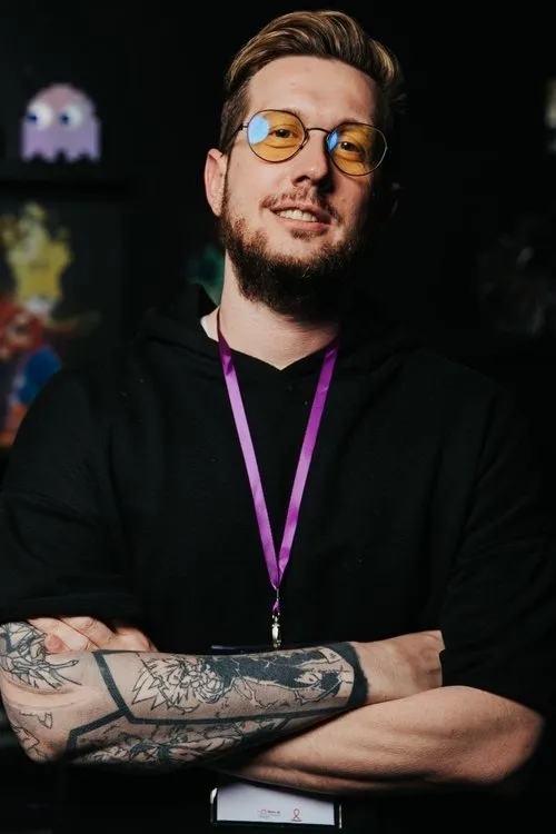 Julien Guellerin — personaje: Omega Zell / Morgan Lavande