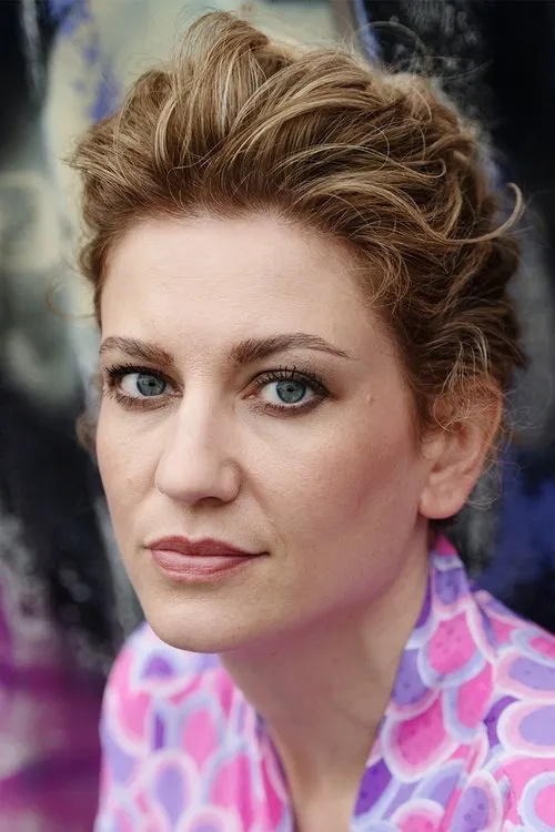 Julienne Pfeil interpretando a