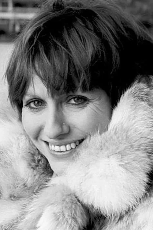 Juliette Mills interpretando a Mme Bertrand, veuve du commissaire Bertrand