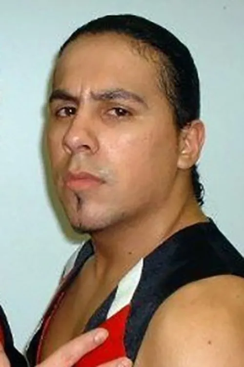 Julio Ramirez interpretando a Joel Maximo