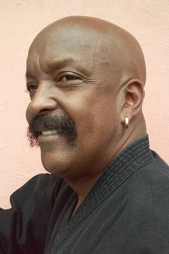 Julio Rasec interpretando a