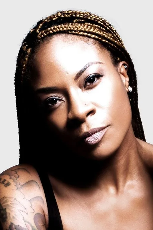 Jully Black interpretando a Self