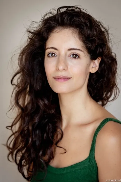 June Assal interpretando a 