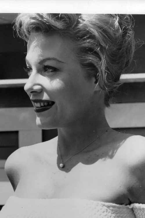 June Blair interpretando a Paula