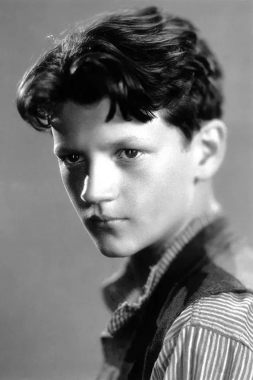 Junior Durkin interpretando a Junior Kainess