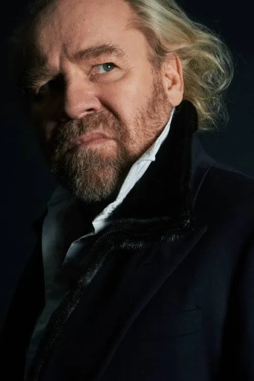 Jussi Parviainen interpretando a Piispa