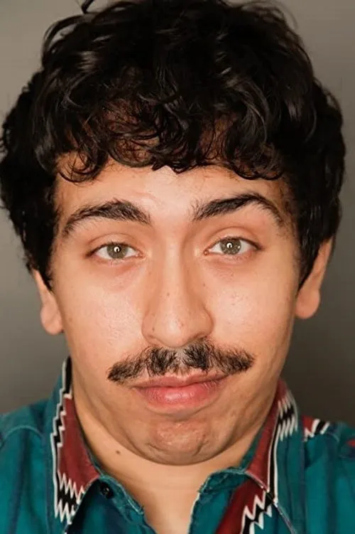 Justin Alexio interpretando a Lester