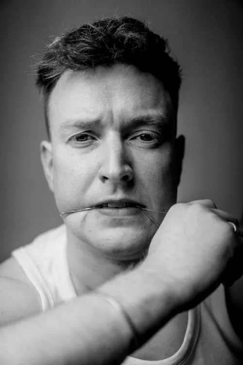 Justin Ensor interpretando a Chris