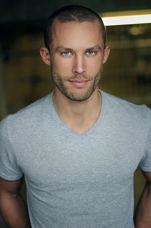 Justin Fortier interpretando a Shane