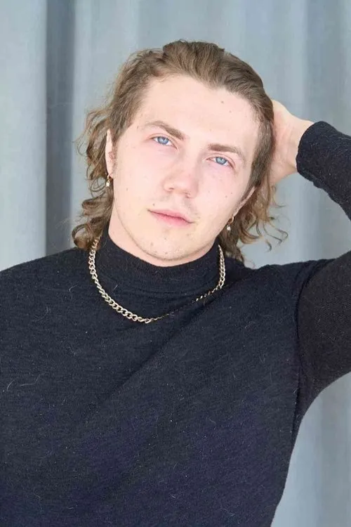 Justin Gatcomb interpretando a Will Augustine