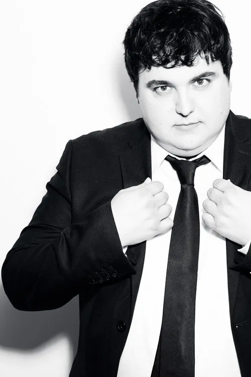 Justin Giddings interpretando a Elliot