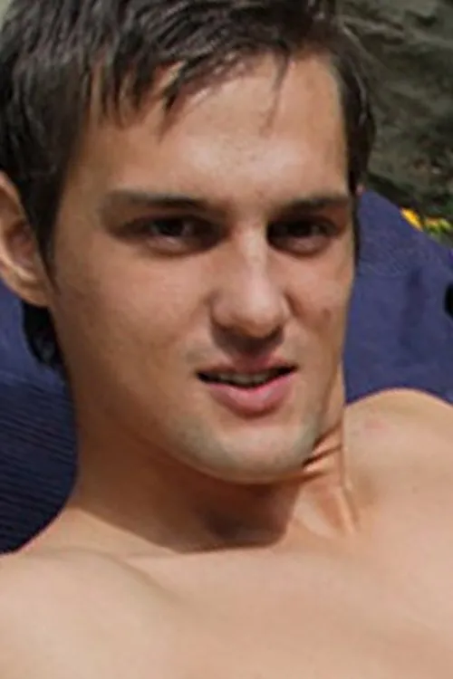 Justin Gray interpretando a