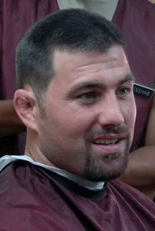 Justin McCully interpretando a Self