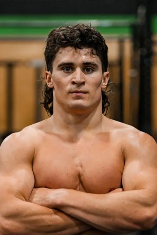 Justin Medeiros interpretando a Himself