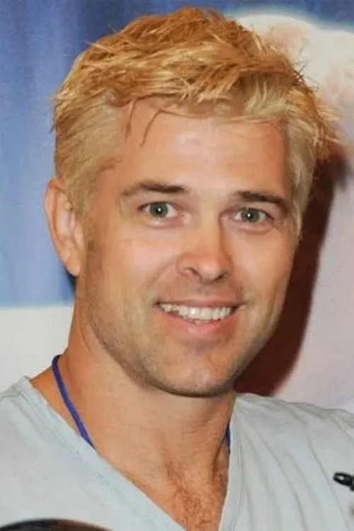 Justin Nimmo interpretando a Zhane
