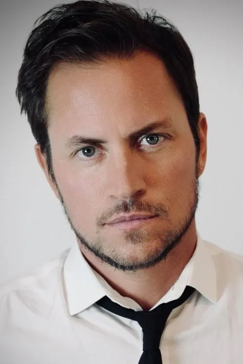 Justin Zachary interpretando a Milo