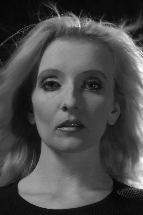 Justine Baker interpretando a Reporter