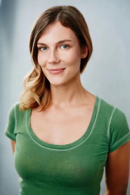 Justine Christensen interpretando a Megan