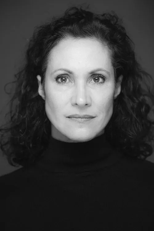 Justine del Corte interpretando a Mrs. Brecht