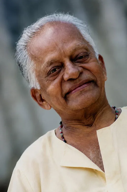 Kaaka Radhakrishnan interpretando a