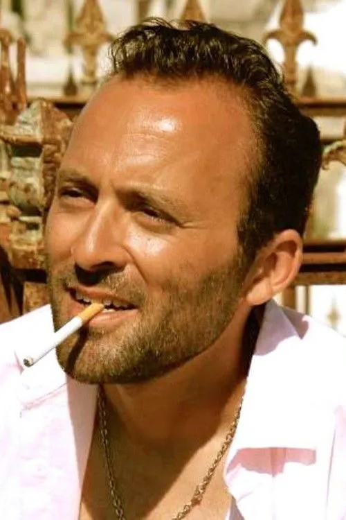 Kader Bouallaga interpretando a (uncredited)