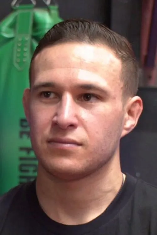 Kai Kara-France interpretando a Self