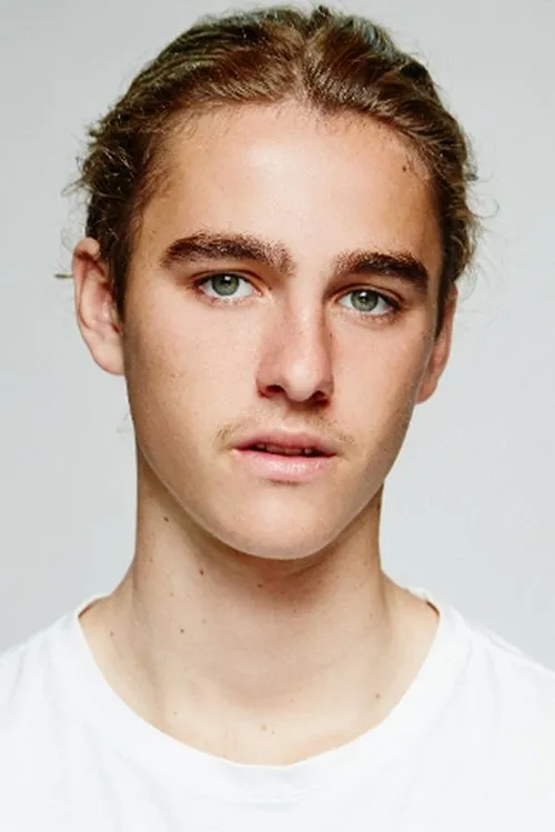 Kai Lewins interpretando a Young Jack