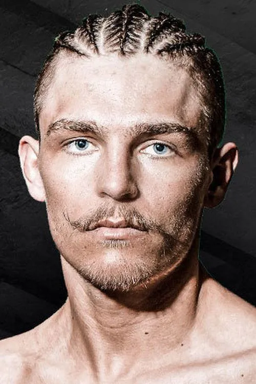 Kai Stewart interpretando a Self