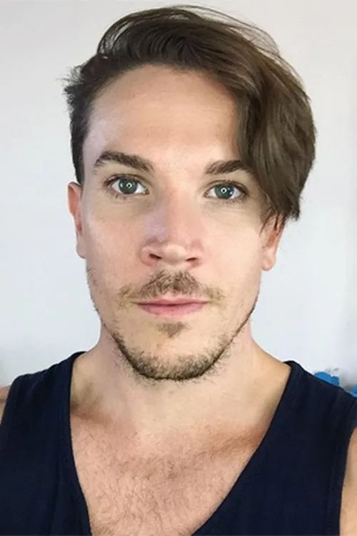 Kain O'Keeffe interpretando a Chris Roberts