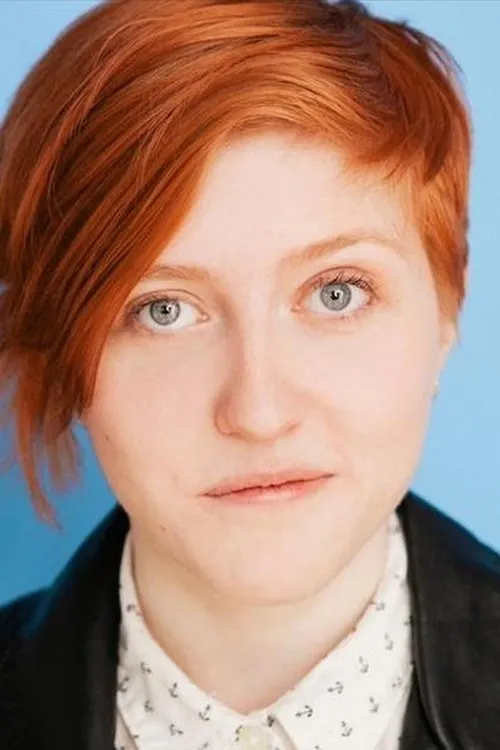 Kaitlyn Alexander interpretando a S. 