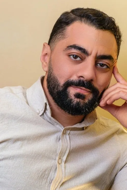 Kaiwan Karem interpretando a Alaa Din