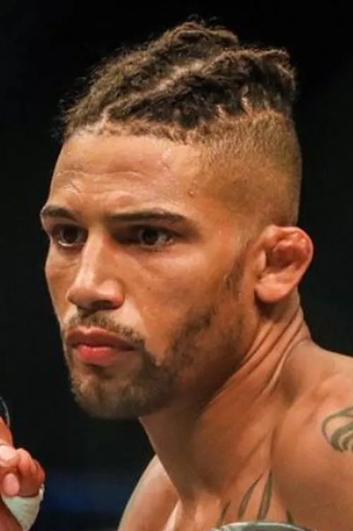 Roger Zapata ha trabajado con Kajan Johnson en 1 ocasiones