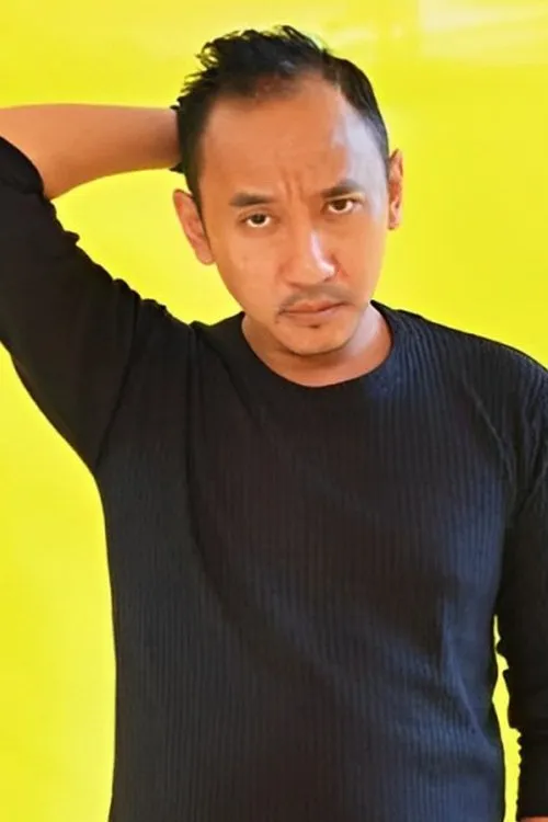 Kak Jek (Jaka Perdana) interpretando a Darso