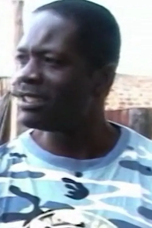 Kakule William interpretando a Alex