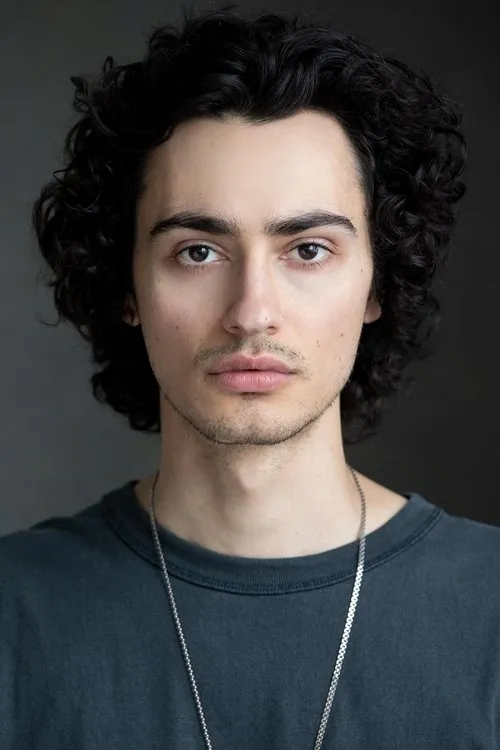 Kaleb Horn interpretando a Damon