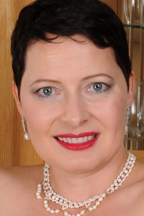 Kali Karinena interpretando a 