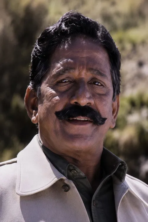 Kallapart Natarajan interpretando a Henchman