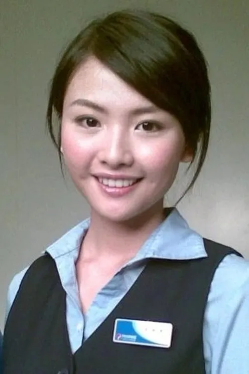 Kama Law interpretando a Maggie Chan