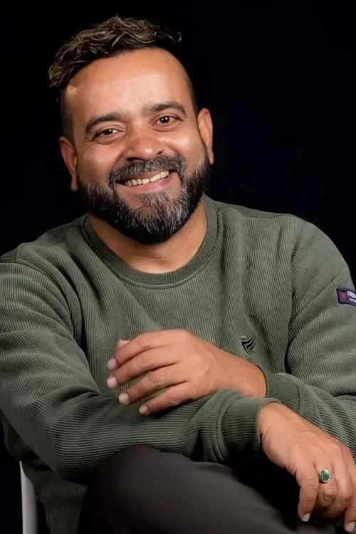 Kamal Mani Nepal interpretando a 