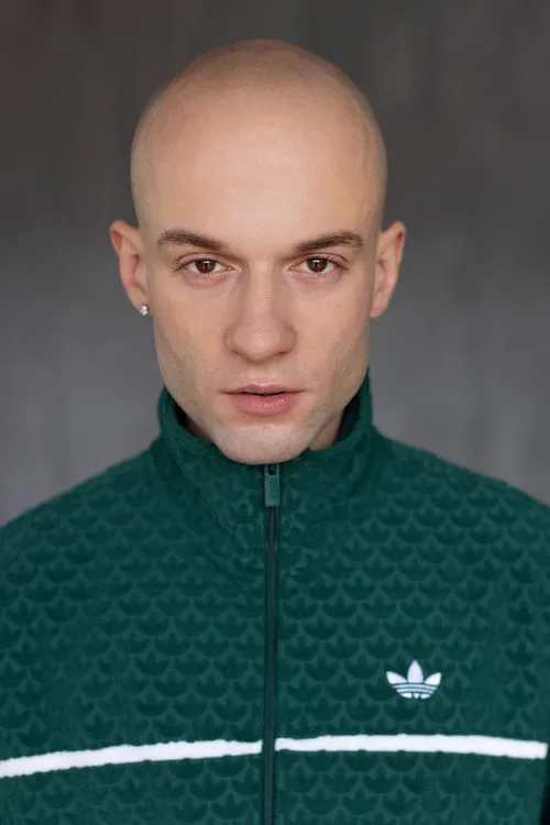 Kamil Studnicki interpretando a Ziomek Emil