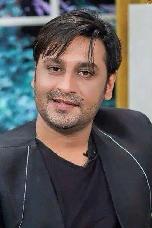 Kamran Mujahid interpretando a