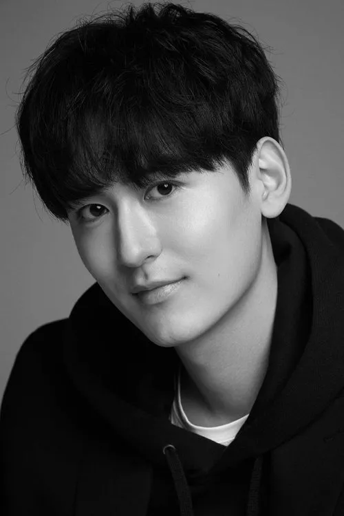 Kang San interpretando a Min-goo