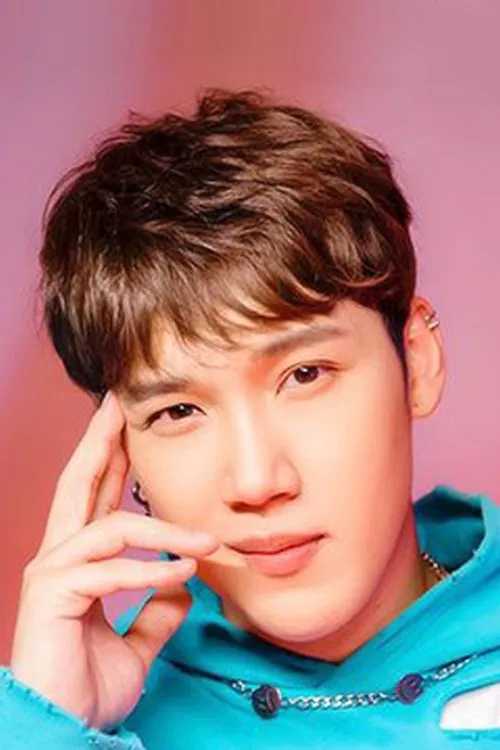 Kangsom Tanatat Chaiyaat — personaje: Athit/Thit